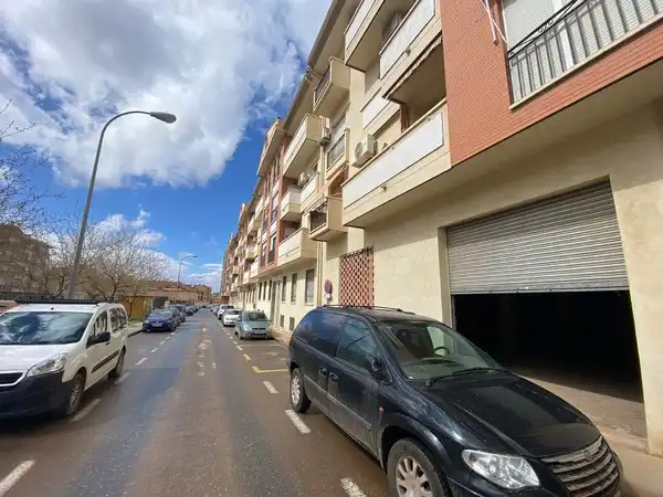 Local comercial en venta en Emperatriz Eugenia de Montijo, imagen 2