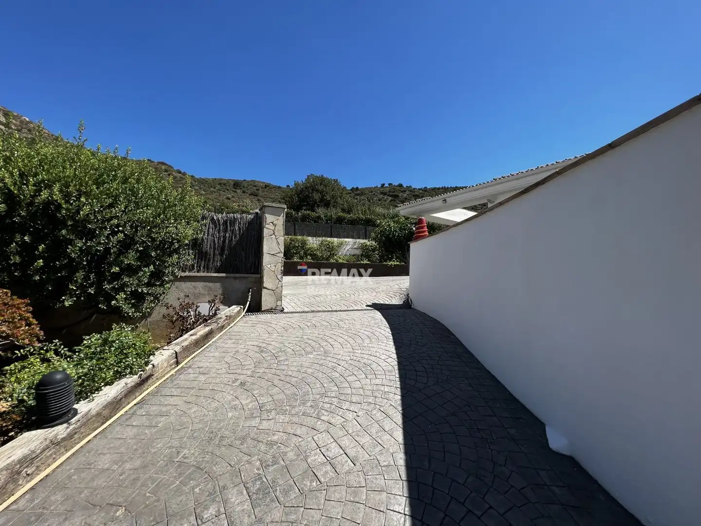 Vista exterior de Casa o xalet en venda en Pau amb Aire condicionat, Jardí privat i Terrassa