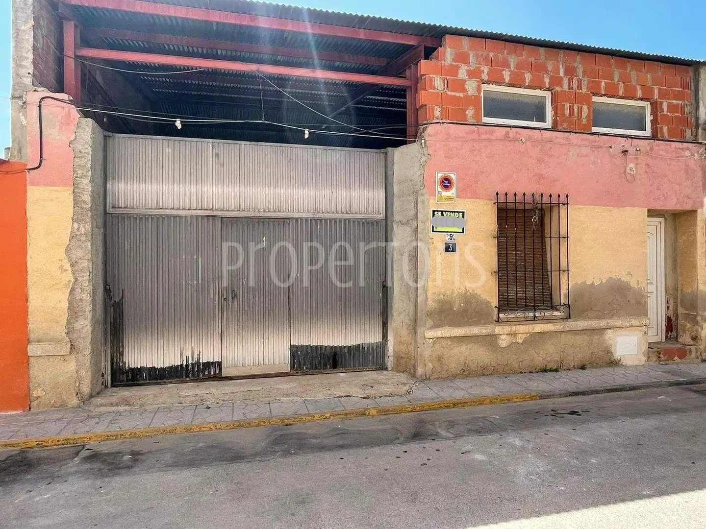 Vista exterior de Nave industrial en venta en Orihuela
