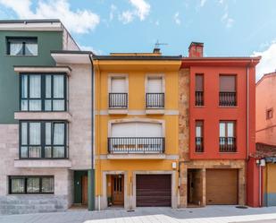 Vista exterior de Casa adosada en venda en Noreña amb Calefacció, Terrassa i Traster