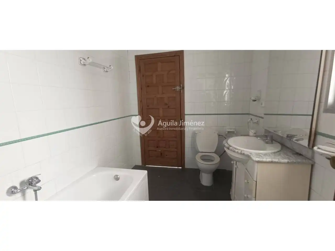 Baño de Casa adosada en venta en Alcalá de Guadaira con Calefacción, Terraza y Piscina