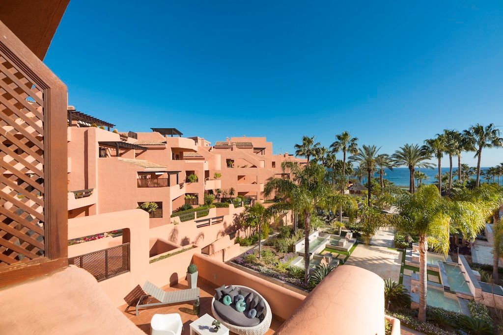 Vista exterior de Apartament de lloguer en Estepona amb Aire condicionat, Calefacció i Terrassa