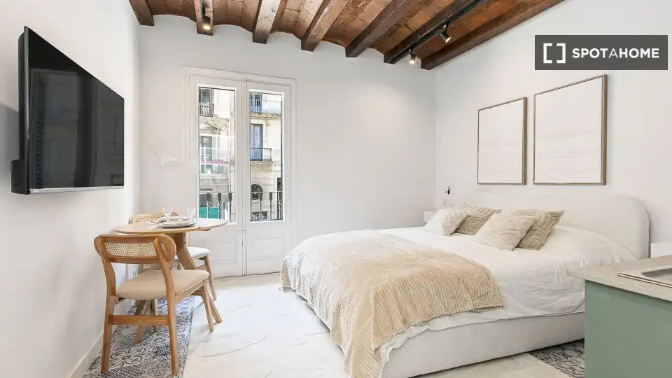 Piso con terraza en alquiler en Eixample