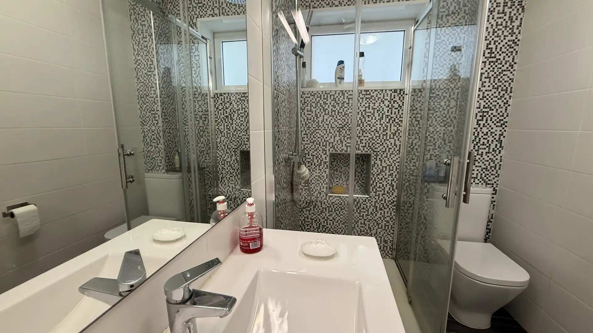 Baño de Piso en venta en Vigo  con Calefacción, Jardín privado y Amueblado