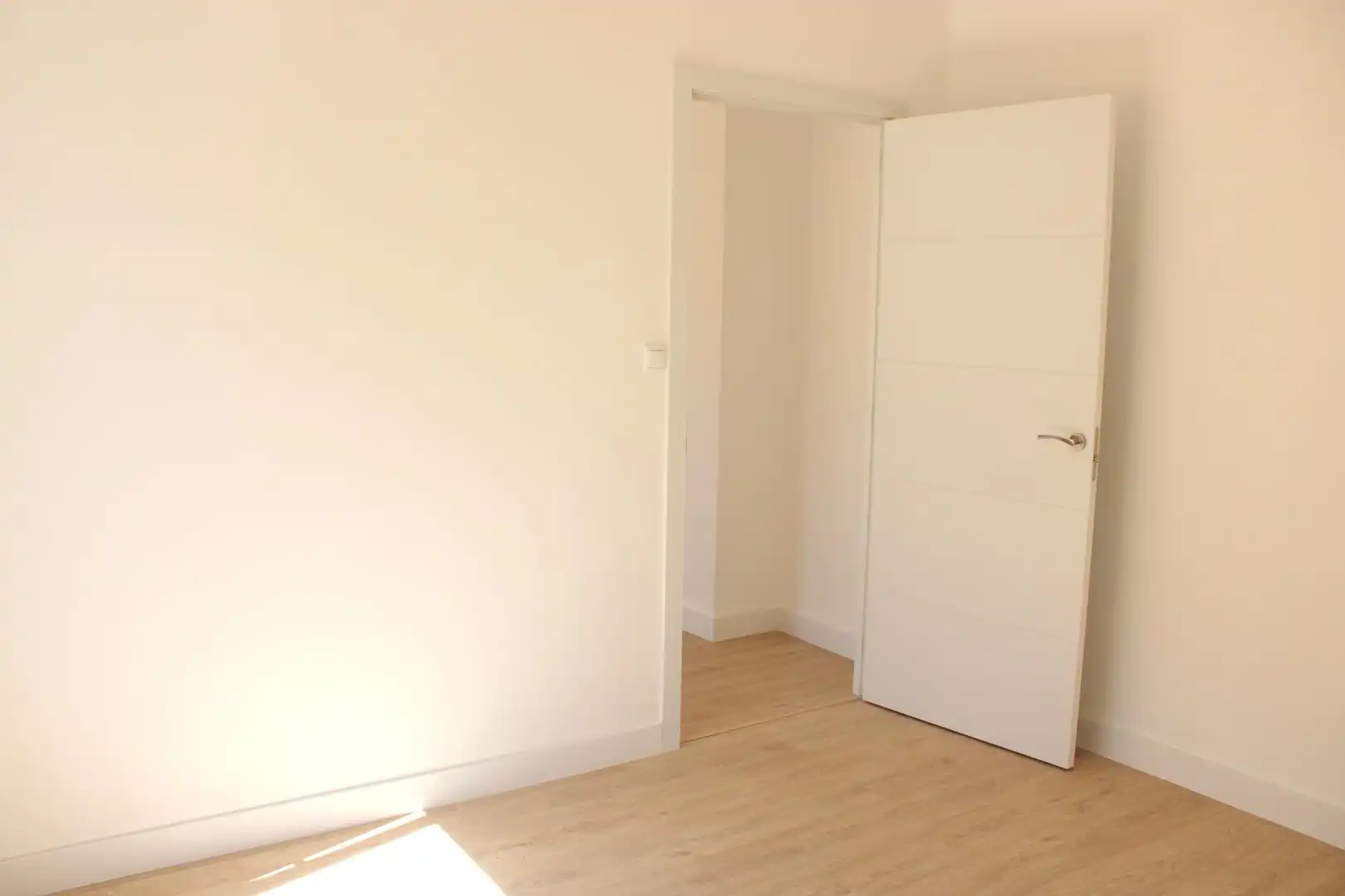 Habitación de Piso en venta en Oliva con Alarma