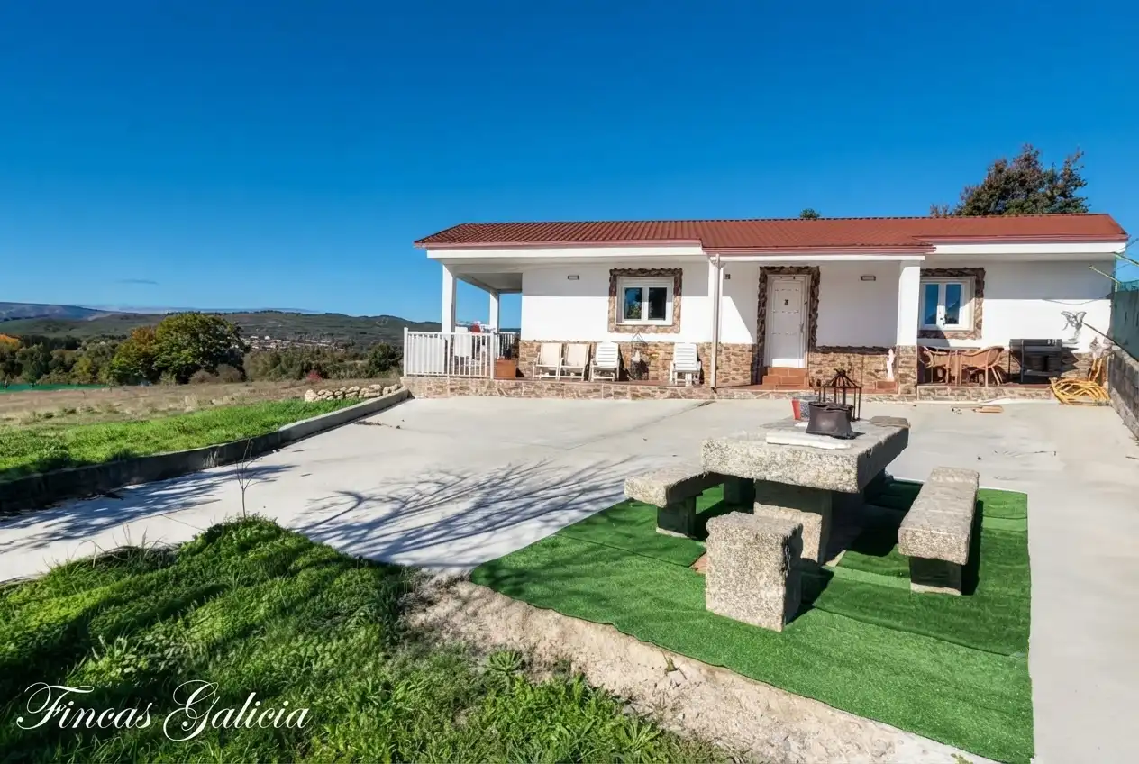Vista exterior de Casa o xalet en venda en Monterrei amb Aire condicionat, Calefacció i Jardí privat
