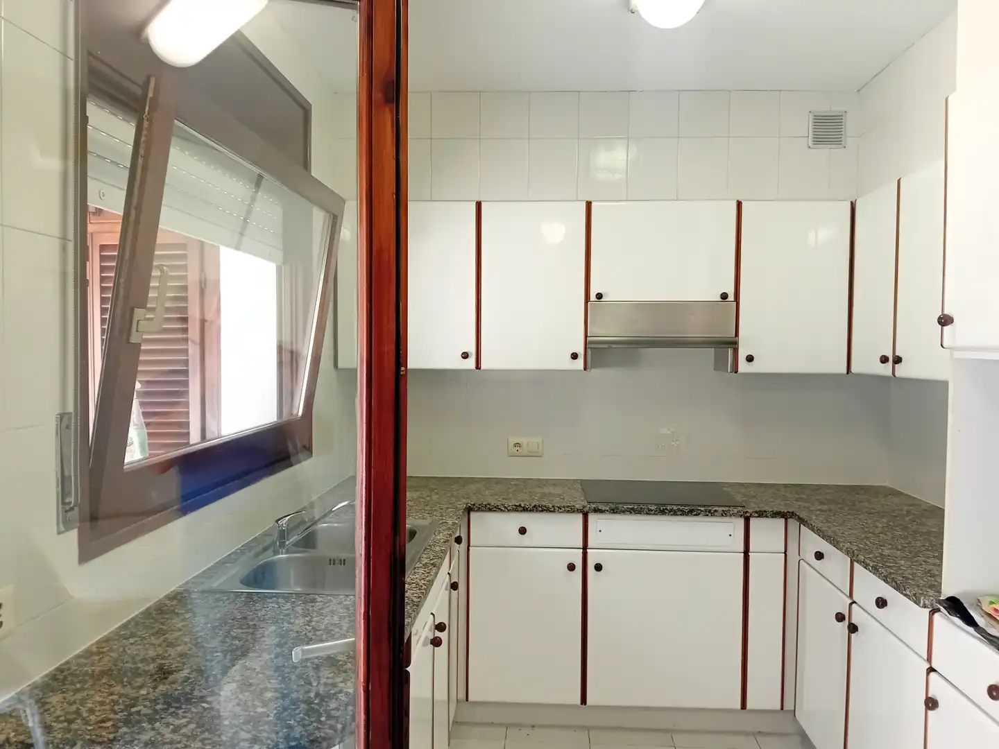 Cuina de Casa adosada en venda en Girona amb Calefacció, Jardí privat i Rentadora