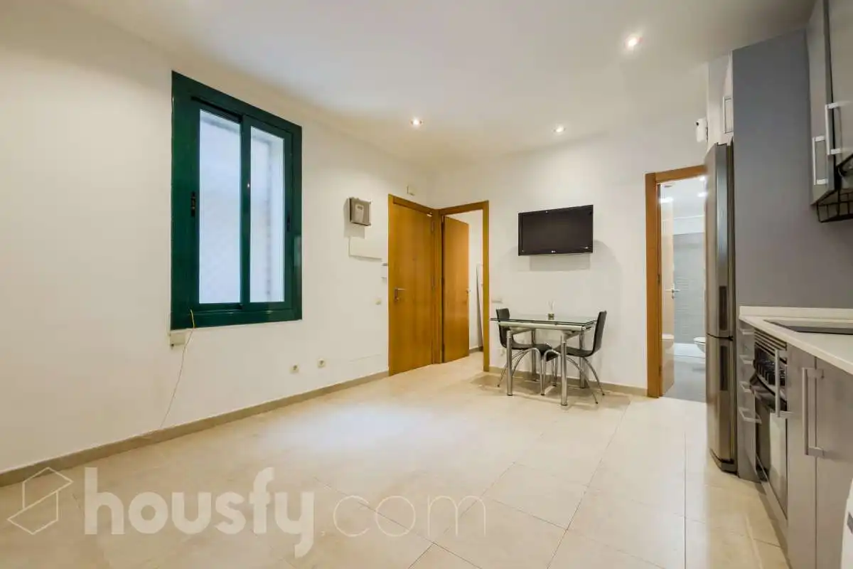 Exterior view of Flat for sale in Barcelona  with Air Conditioner and Furnished