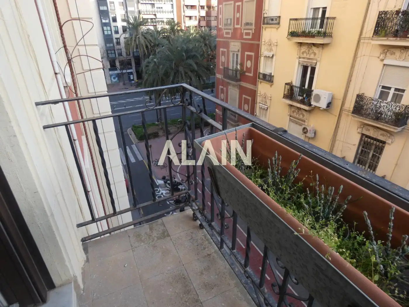 Vista exterior de Pis en venda en Valencia amb Aire condicionat, Parquet i Balcó