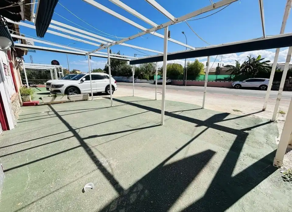 Parkplatz von Geschaftsraum zum Verkauf in Dénia mit Klimaanlage, Terrasse und Möbliert