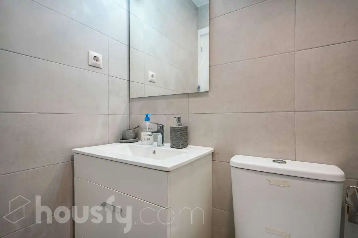 Bathroom of Flat for sale in Madrid  with Air Conditioner, Storage room and Furnished