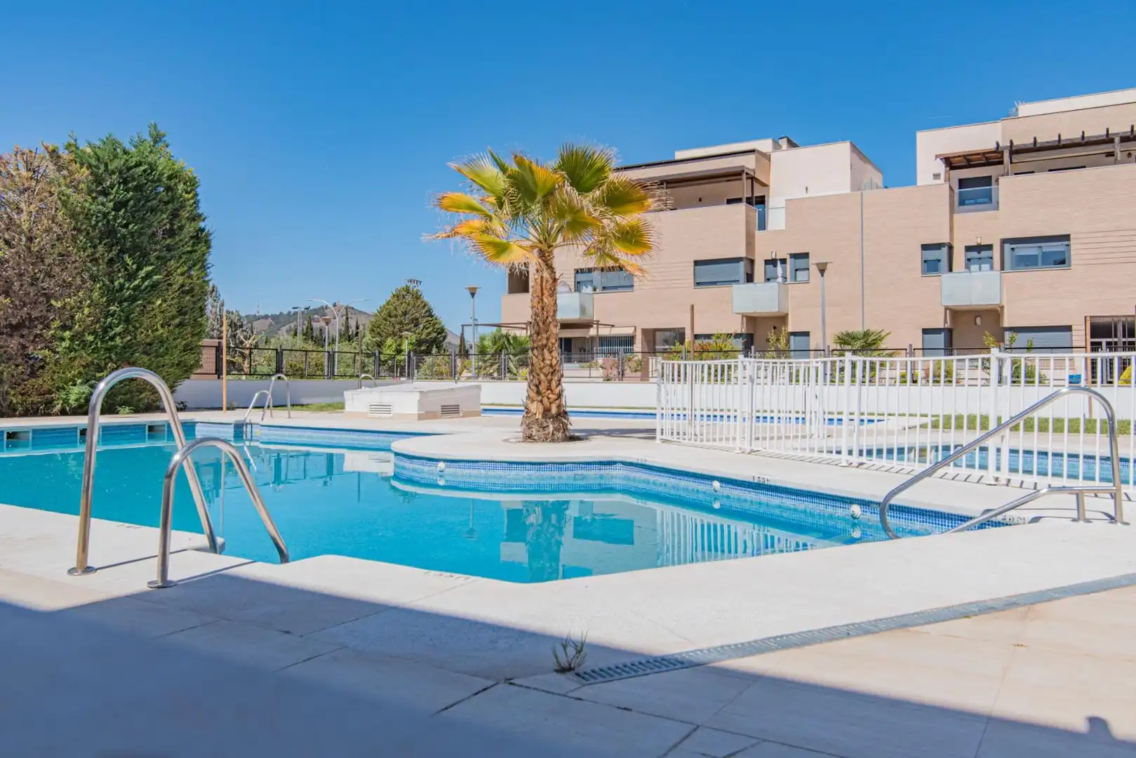 Piscina de Pis en venda en Albolote amb Jardí privat, Terrassa i Moblat