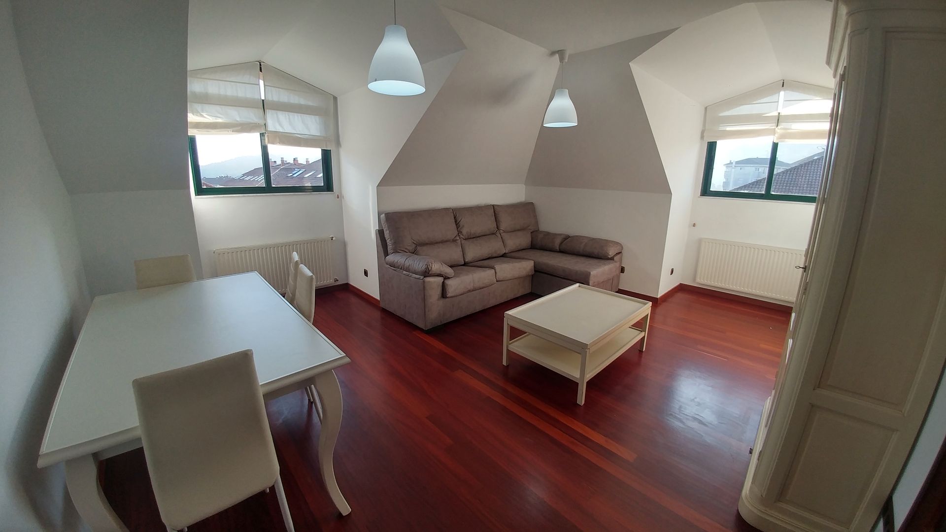Sala d'estar de Àtic de lloguer en Ames amb Calefacció, Parquet i Moblat