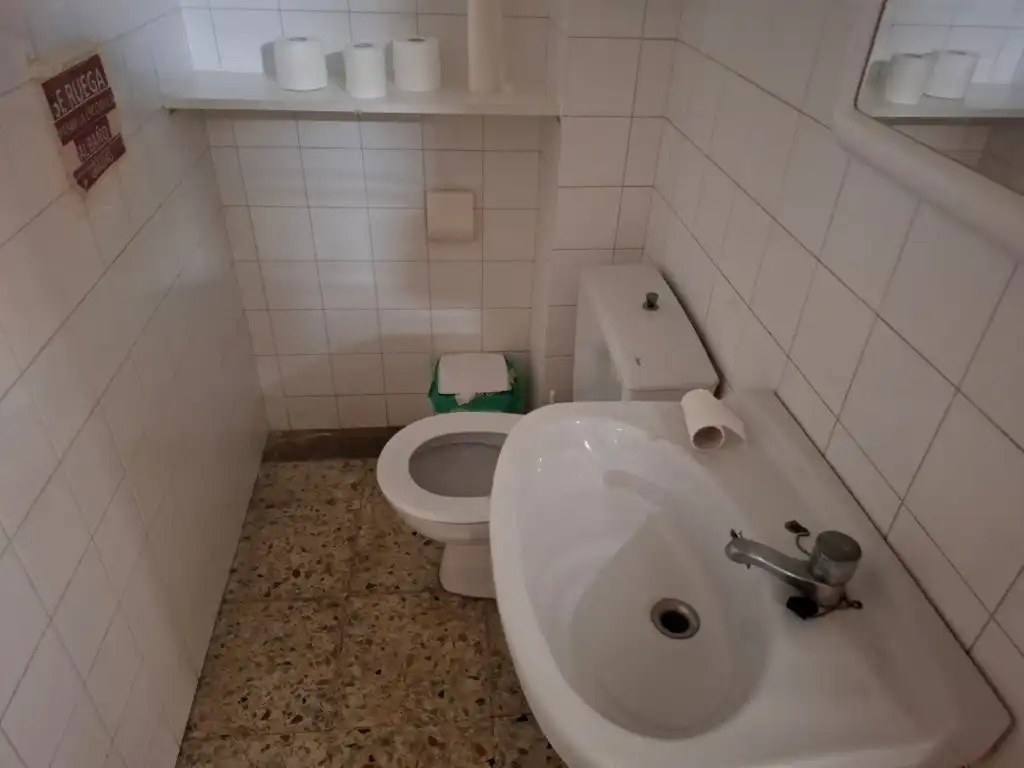 Badezimmer von Geschaftsraum zur Miete in Burela mit Möbliert