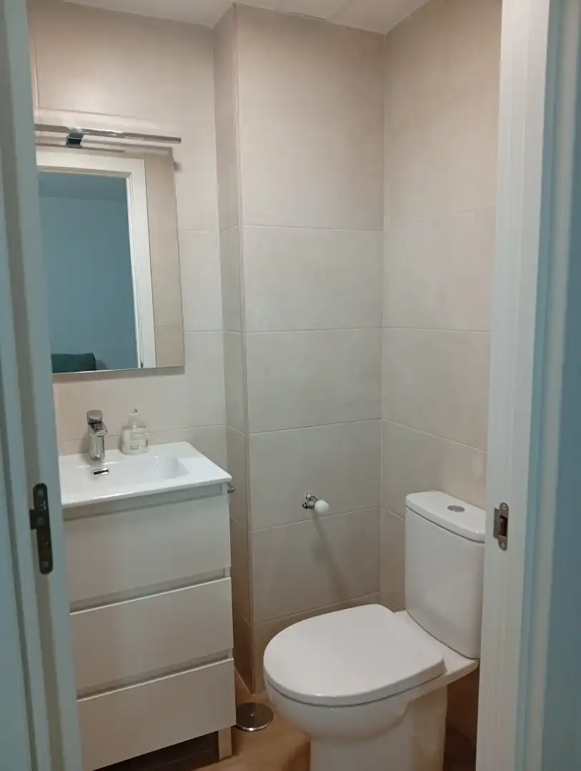 Badezimmer von Wohnungen zur Miete in Granada mit Heizung, Möbliert und Waschmaschine