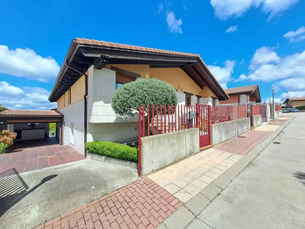 Vista exterior de Casa adosada en venda en Villagonzalo Pedernales amb Calefacció, Jardí privat i Terrassa