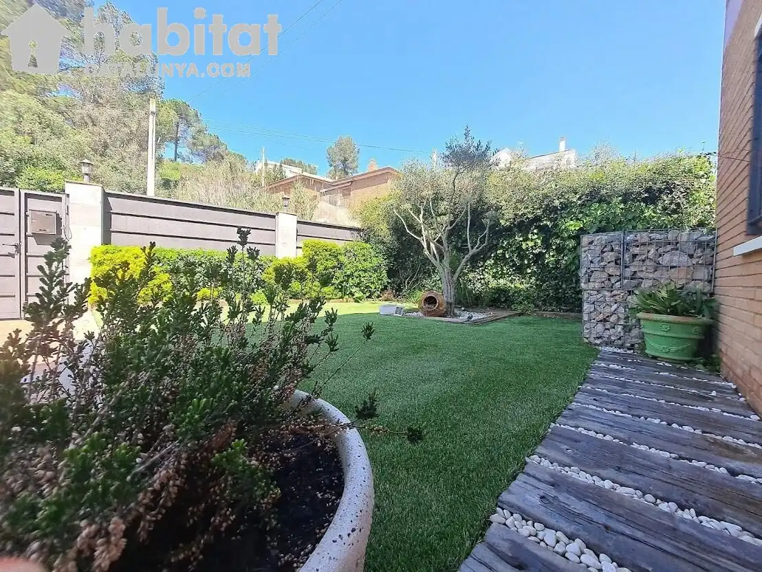 Jardí de Casa o xalet en venda en Sant Esteve Sesrovires amb Aire condicionat, Jardí privat i Terrassa