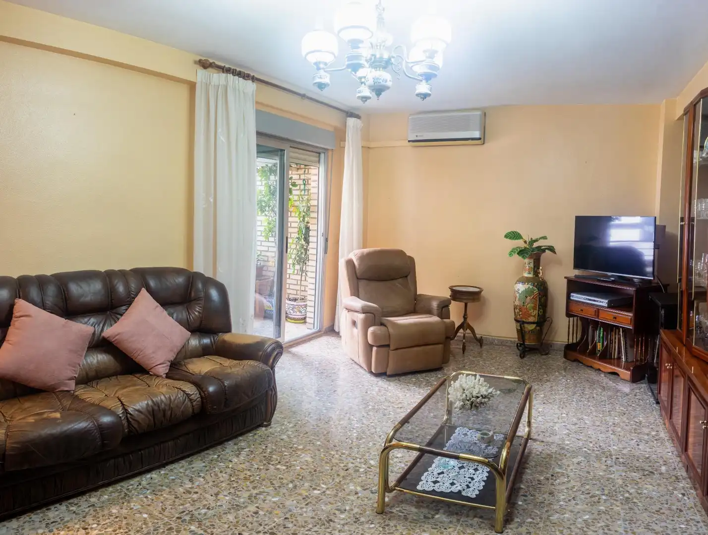 Living room of Flat for sale in Zaragoza  with Air Conditioner, Heating and Storage room