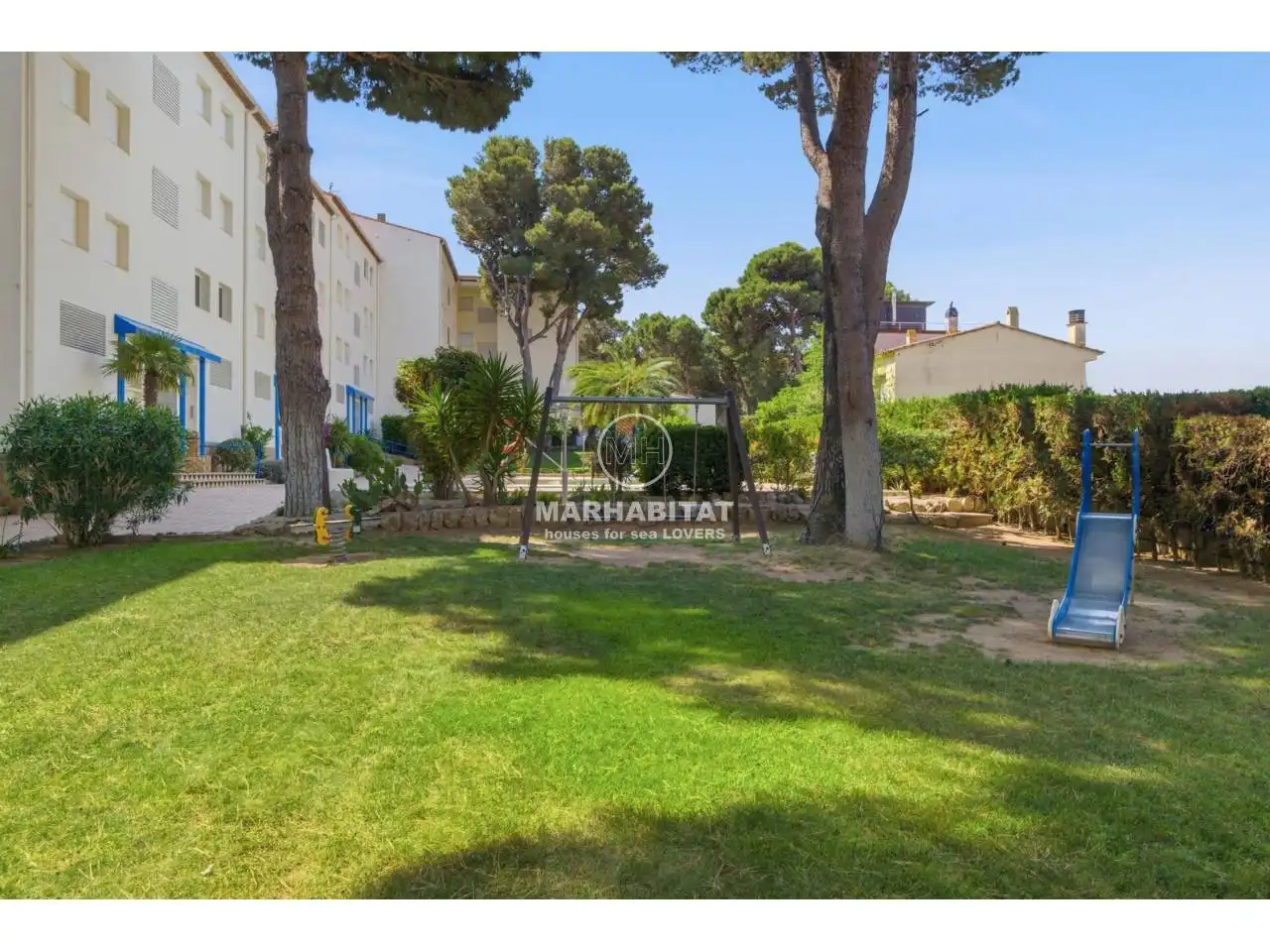 Vista exterior de Piso en venta en L'Escala con Terraza, Amueblado y Piscina comunitaria