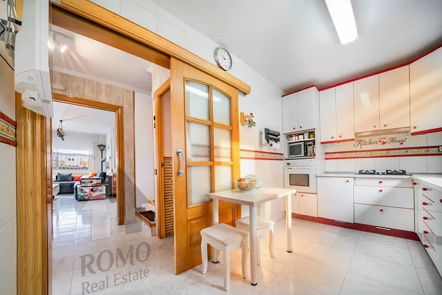 Cocina de Casa adosada en venta en Santa Perpètua de Mogoda con Aire acondicionado, Calefacción y Jardín privado