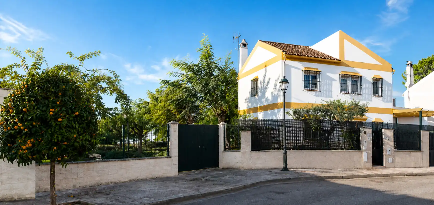 Exterior view of Houses for sale in Espartinas  with Air Conditioner, Private garden and Oven