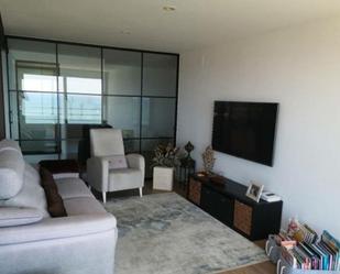 Sala d'estar de Pis de lloguer en Estepona amb Aire condicionat, Jardí privat i Parquet