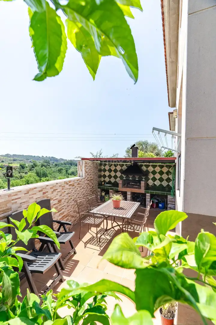 Terrasse von Einfamilien-Reihenhaus zum Verkauf in Vila-rodona mit Privatgarten und Ofen