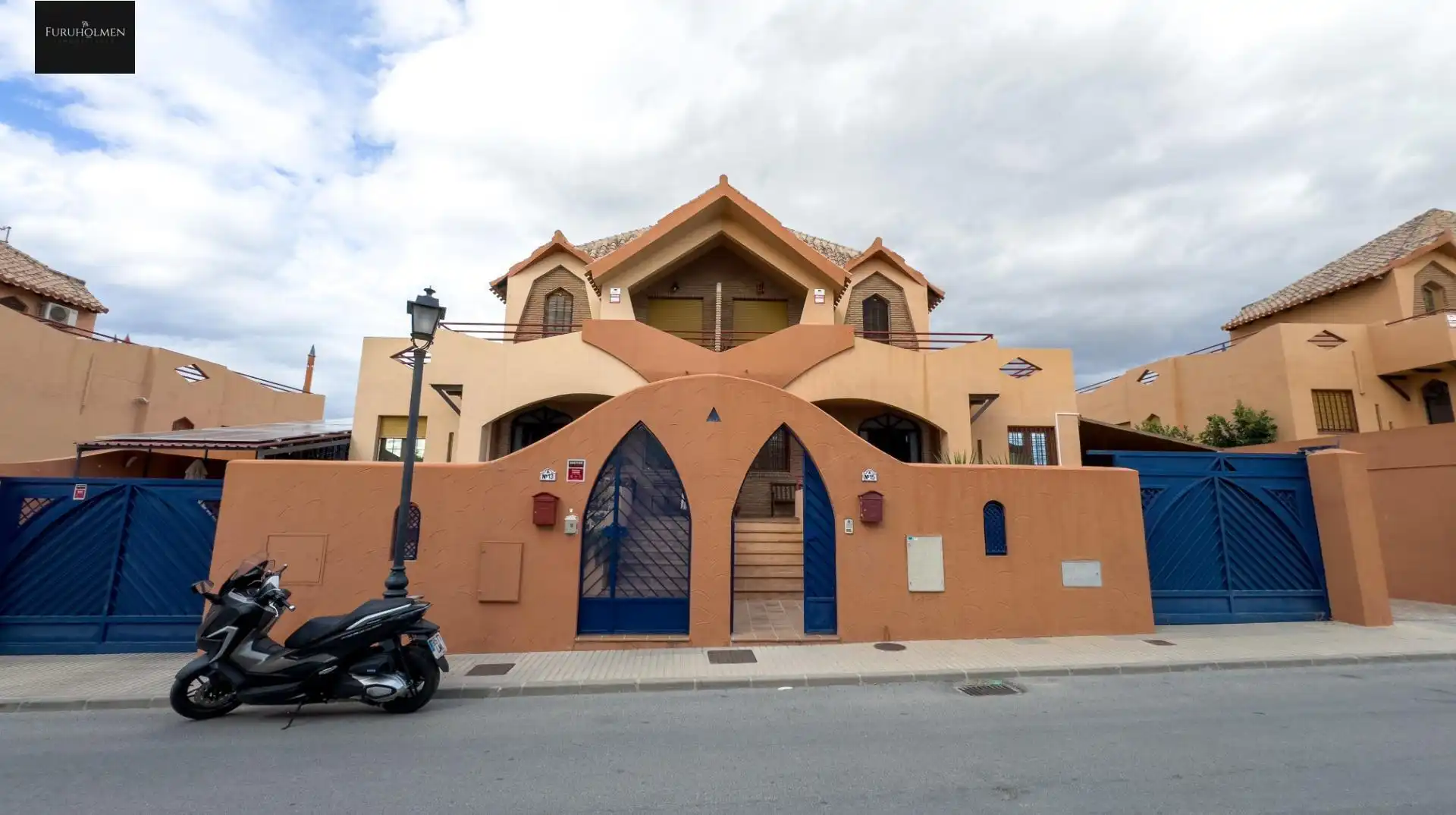 Vista exterior de Casa adosada en venda en Las Gabias amb Aire condicionat, Calefacció i Jardí privat