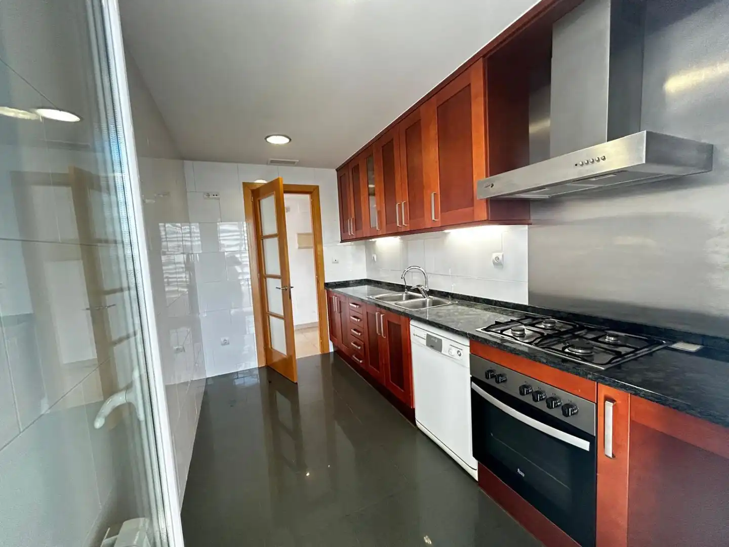 Küche von Wohnung zum Verkauf in Sitges mit Klimaanlage, Heizung und Terrasse