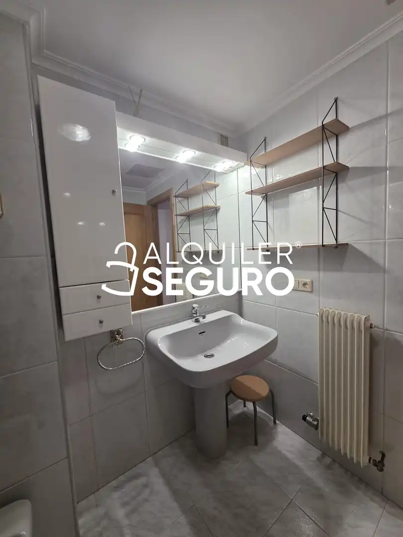 Baño de Piso de alquiler en Burgos con Calefacción y Amueblado
