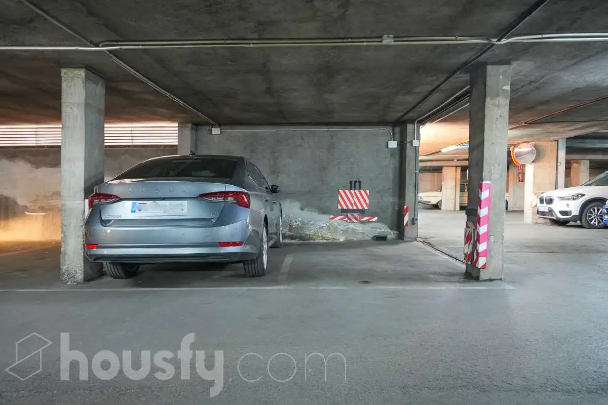 Parking de Piso en venta en Madrid con Aire acondicionado, Calefacción y Jardín privado