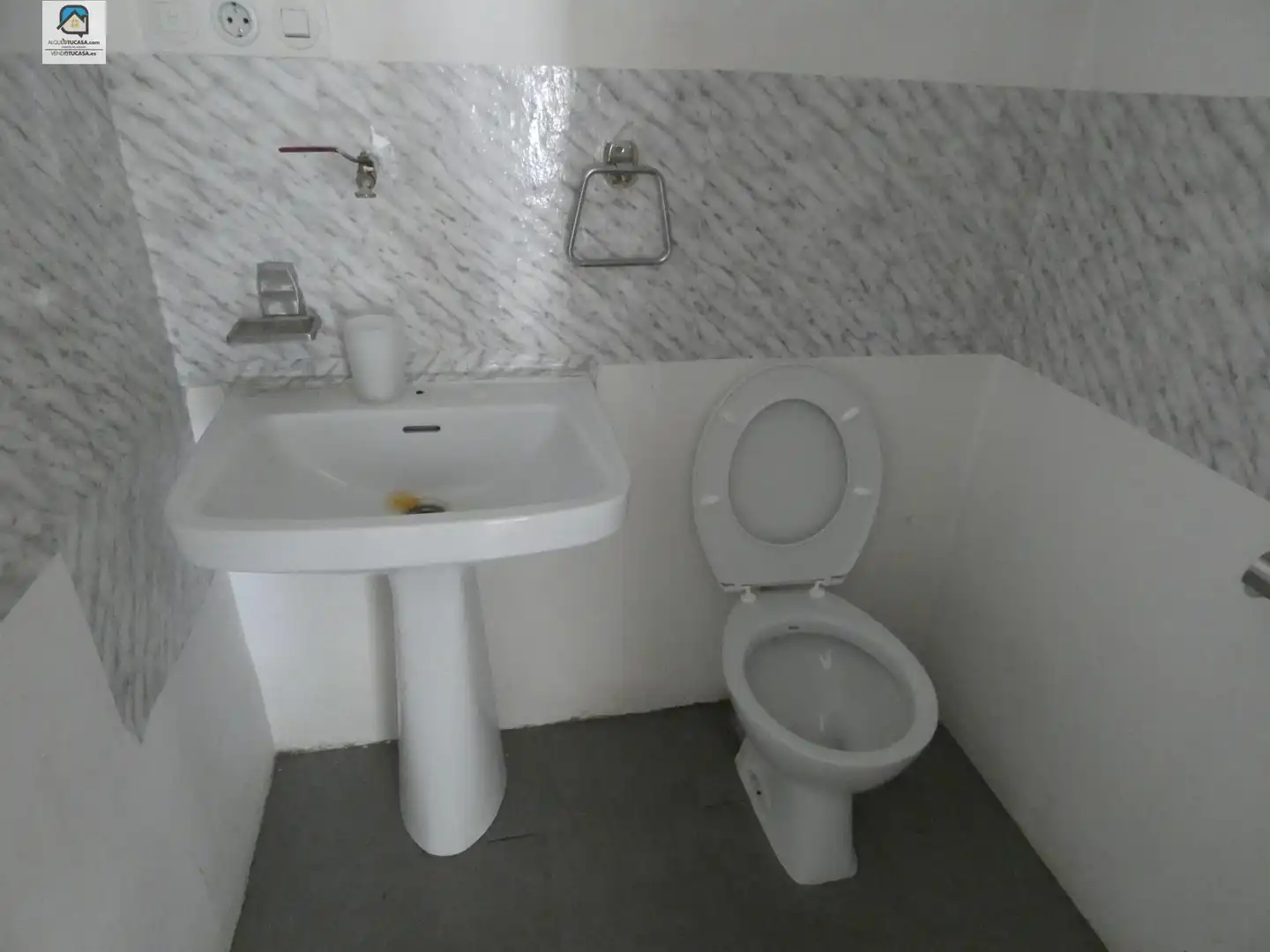 Bathroom of Commercial properties for rent in Palencia