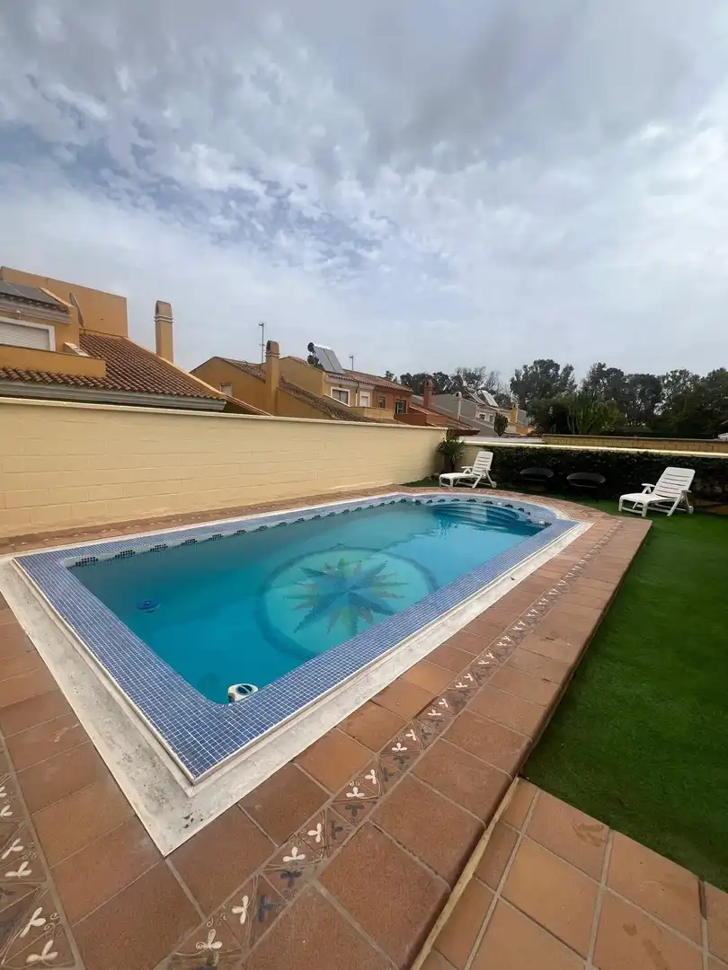 Piscina de Casa o xalet en venda en Los Barrios amb Aire condicionat, Jardí privat i Terrassa