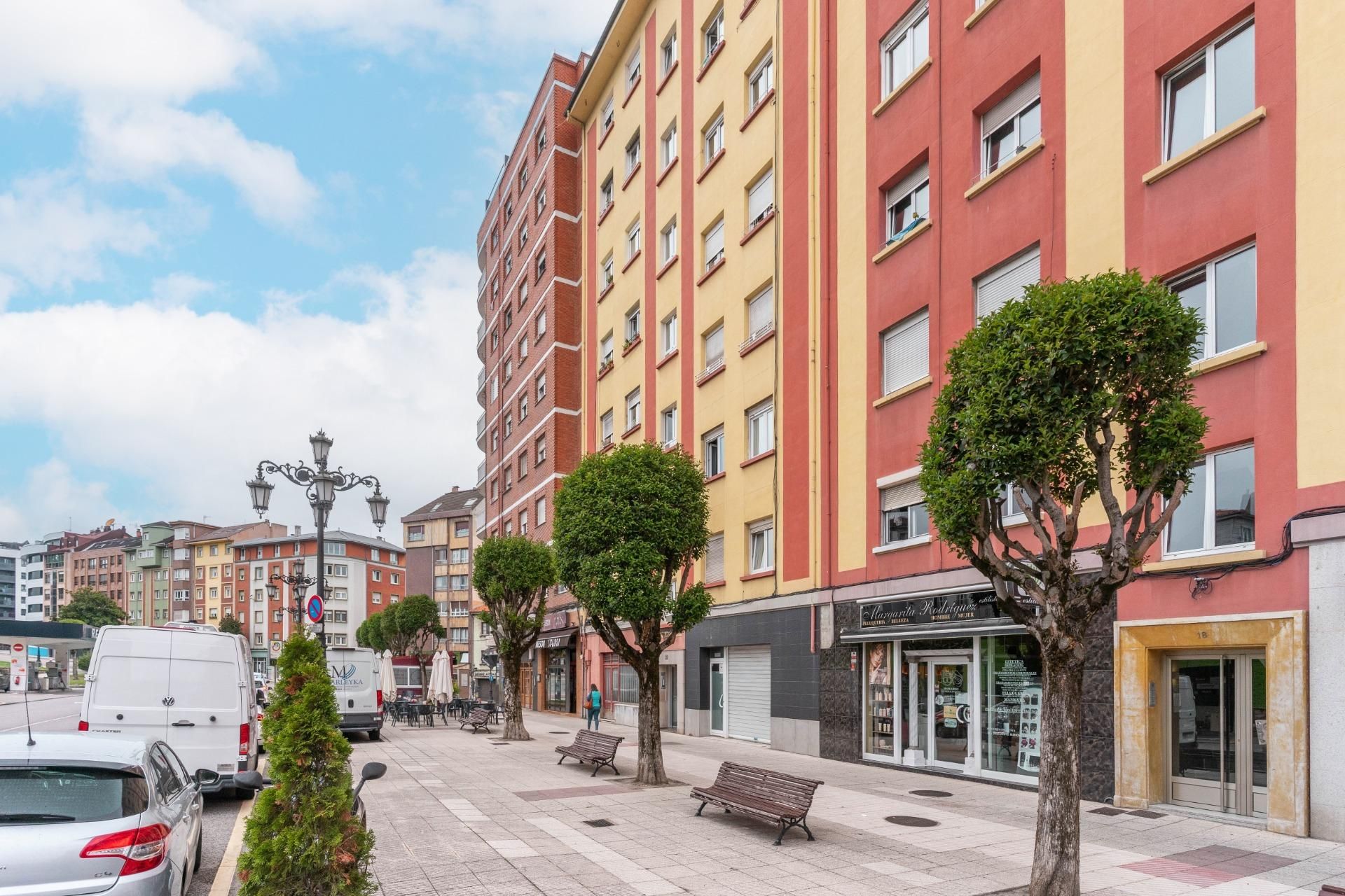 Vista exterior de Piso en venta en Oviedo  con Calefacción y Trastero