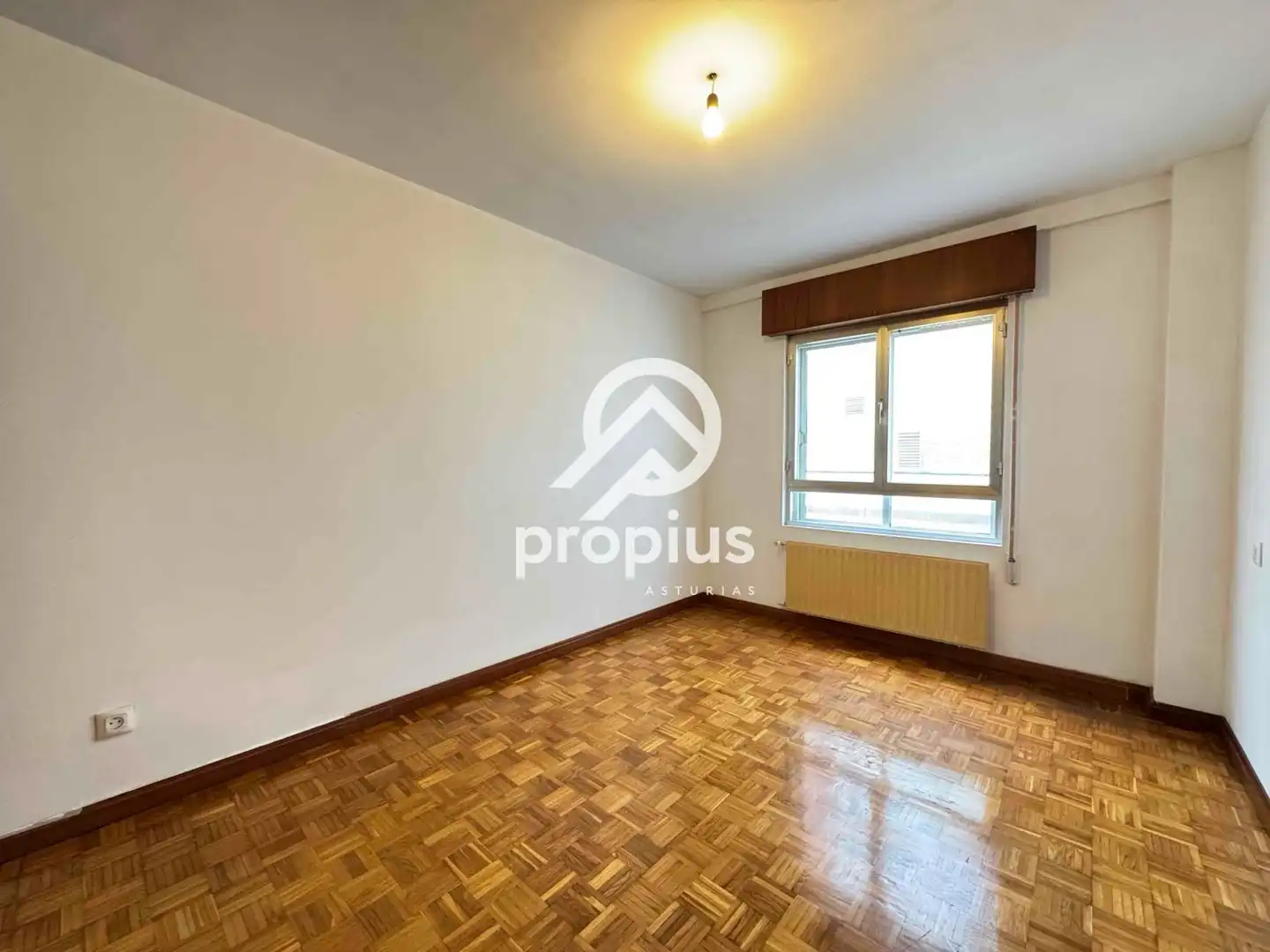 Habitación de Piso en venta en Oviedo  con Calefacción, Parquet y Terraza