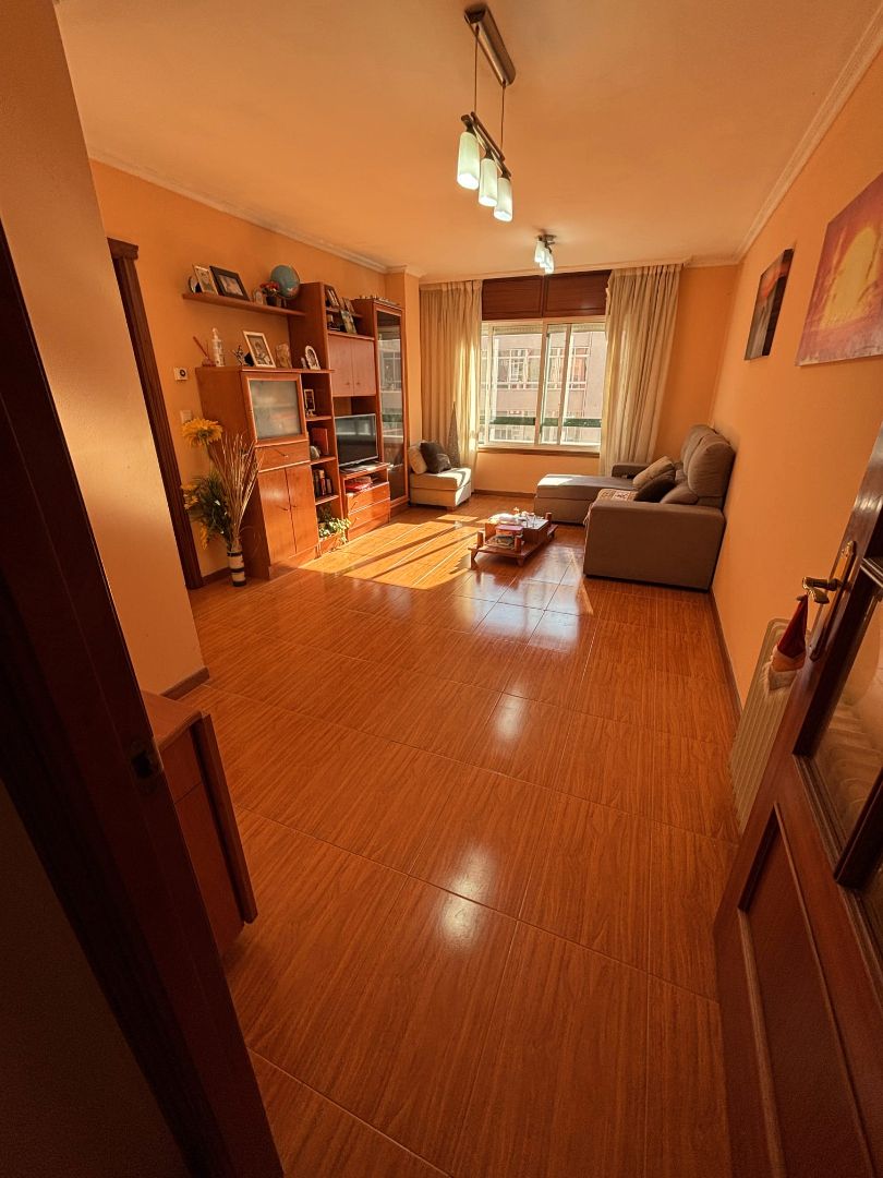 Sala d'estar de Pis en venda en Pontevedra Capital  amb Calefacció, Parquet i Traster
