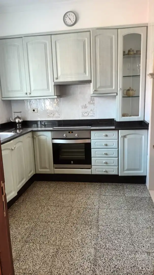 Cuina de Casa o xalet en venda en Muros amb Jardí privat, Piscina i Moblat