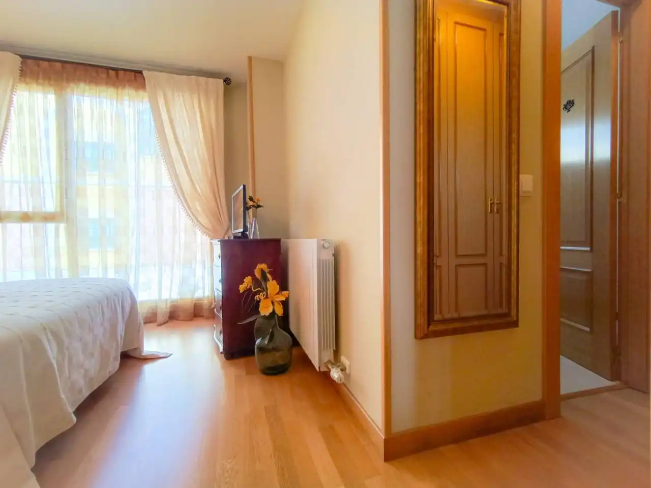 Dormitori de Casa o xalet en venda en Burgos amb Calefacció, Jardí privat i Parquet