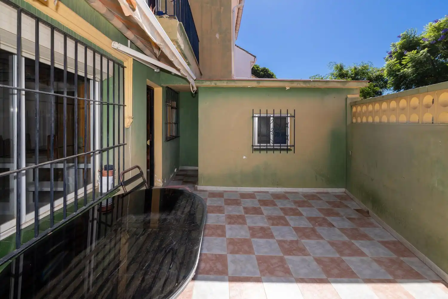Vista exterior de Casa adosada en venda en Fuengirola amb Aire condicionat, Terrassa i Traster