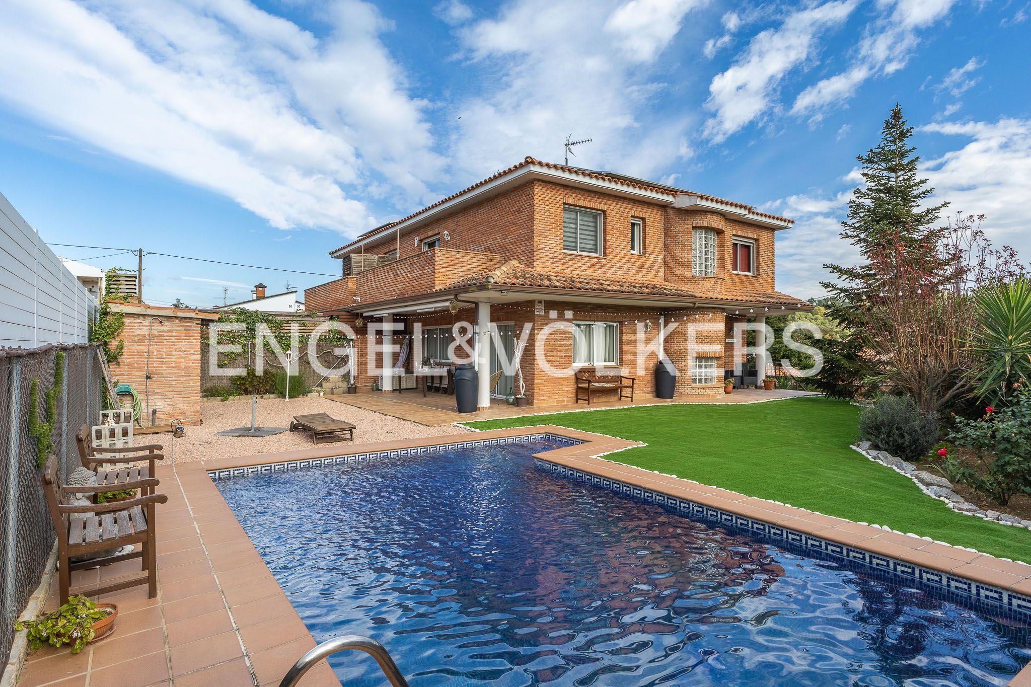 Außenansicht von Einfamilien-Reihenhaus zum Verkauf in Sant Quirze del Vallès mit Heizung, Privatgarten und Parkett