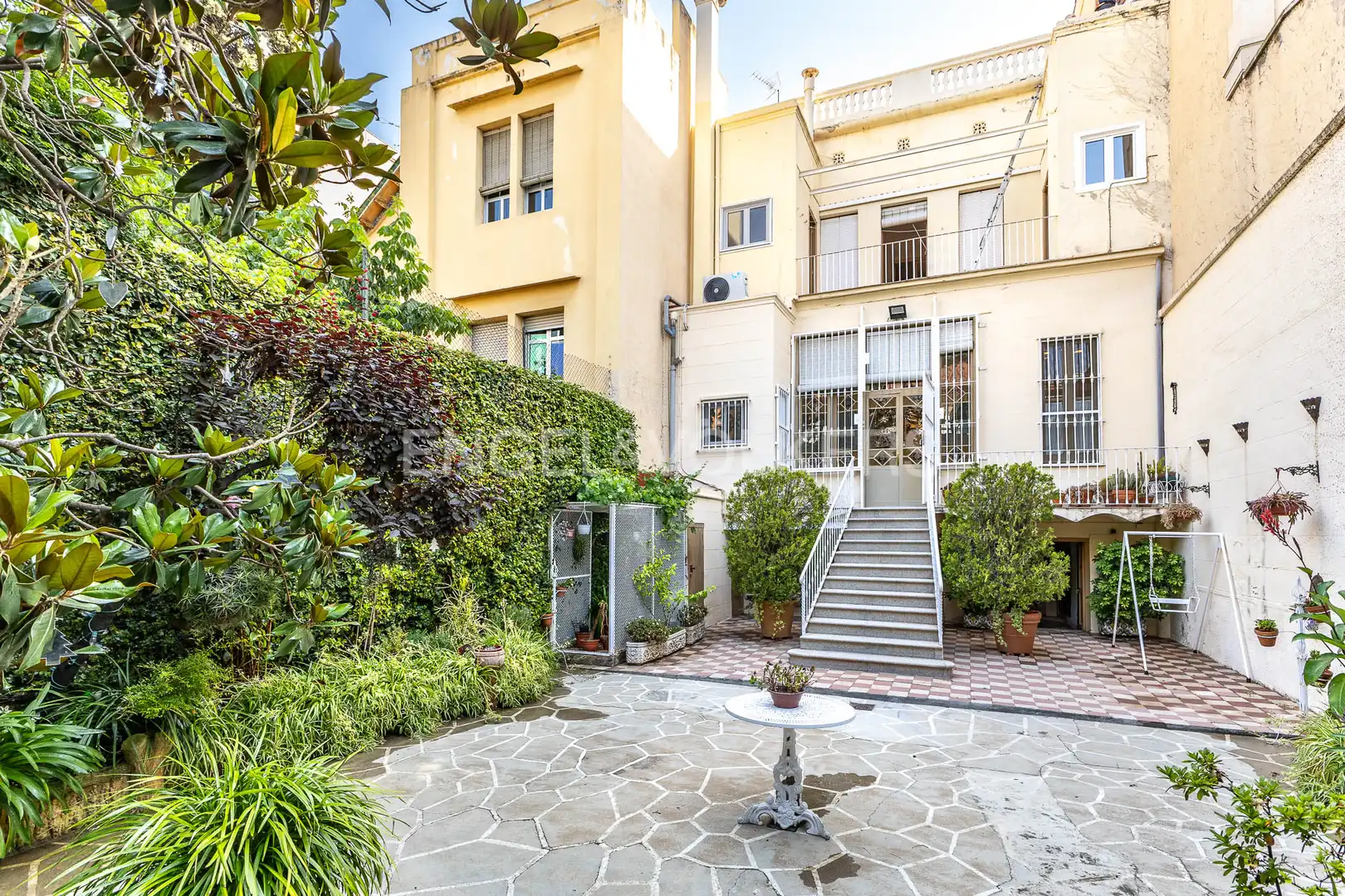Jardí de Oficina de lloguer en Badalona amb Aire condicionat i Moblat