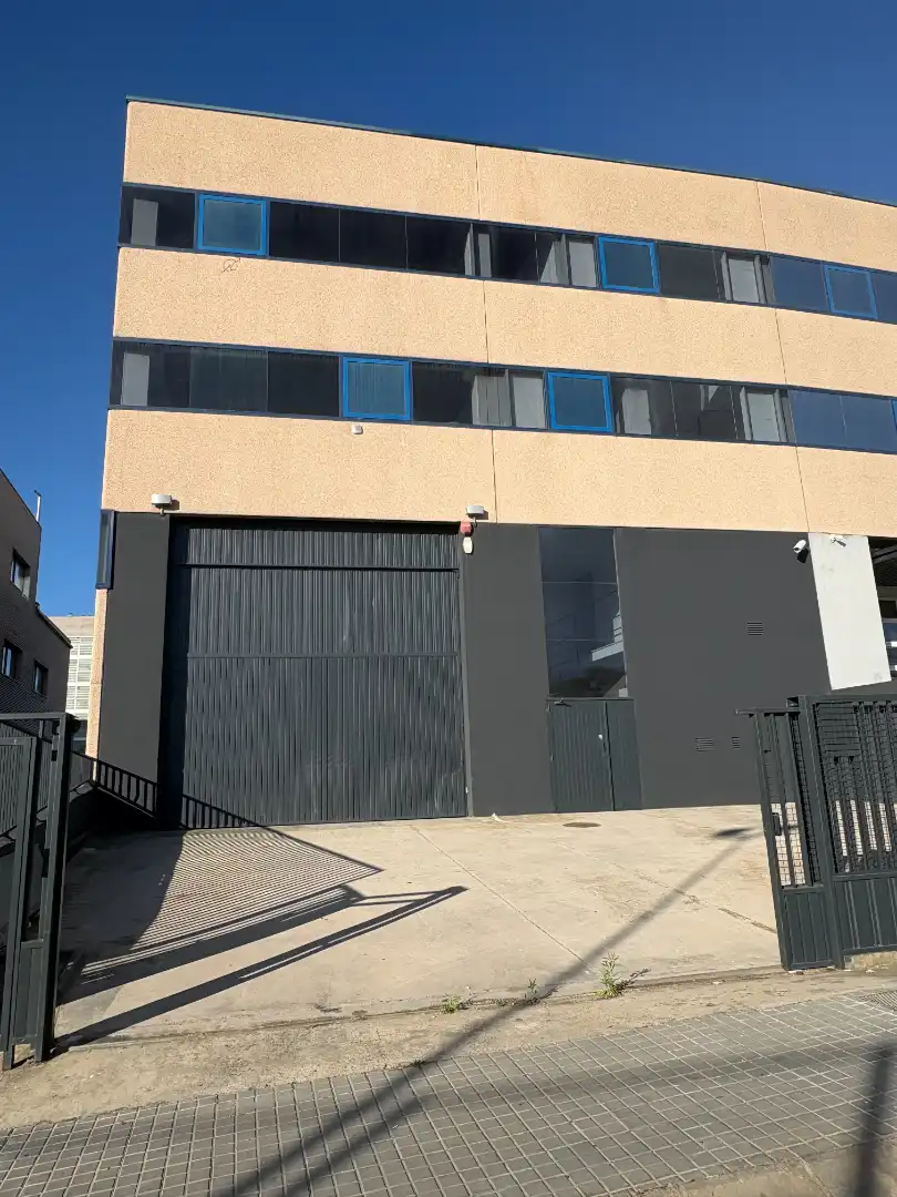 Außenansicht von Fabrikhallen zur Miete in Badalona mit Alarm
