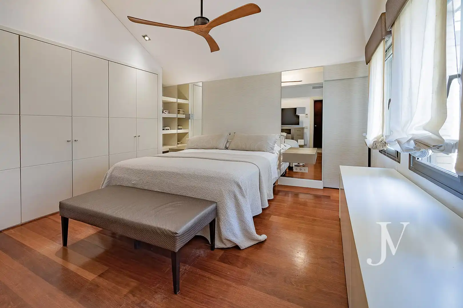 Schlafzimmer von Einfamilien-Reihenhaus zum Verkauf in Pozuelo de Alarcón mit Klimaanlage, Heizung und Privatgarten