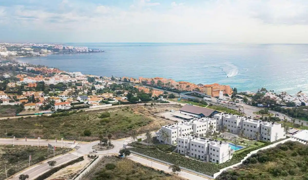 Vista exterior de Apartament en venda en Estepona amb Aire condicionat, Terrassa i Traster