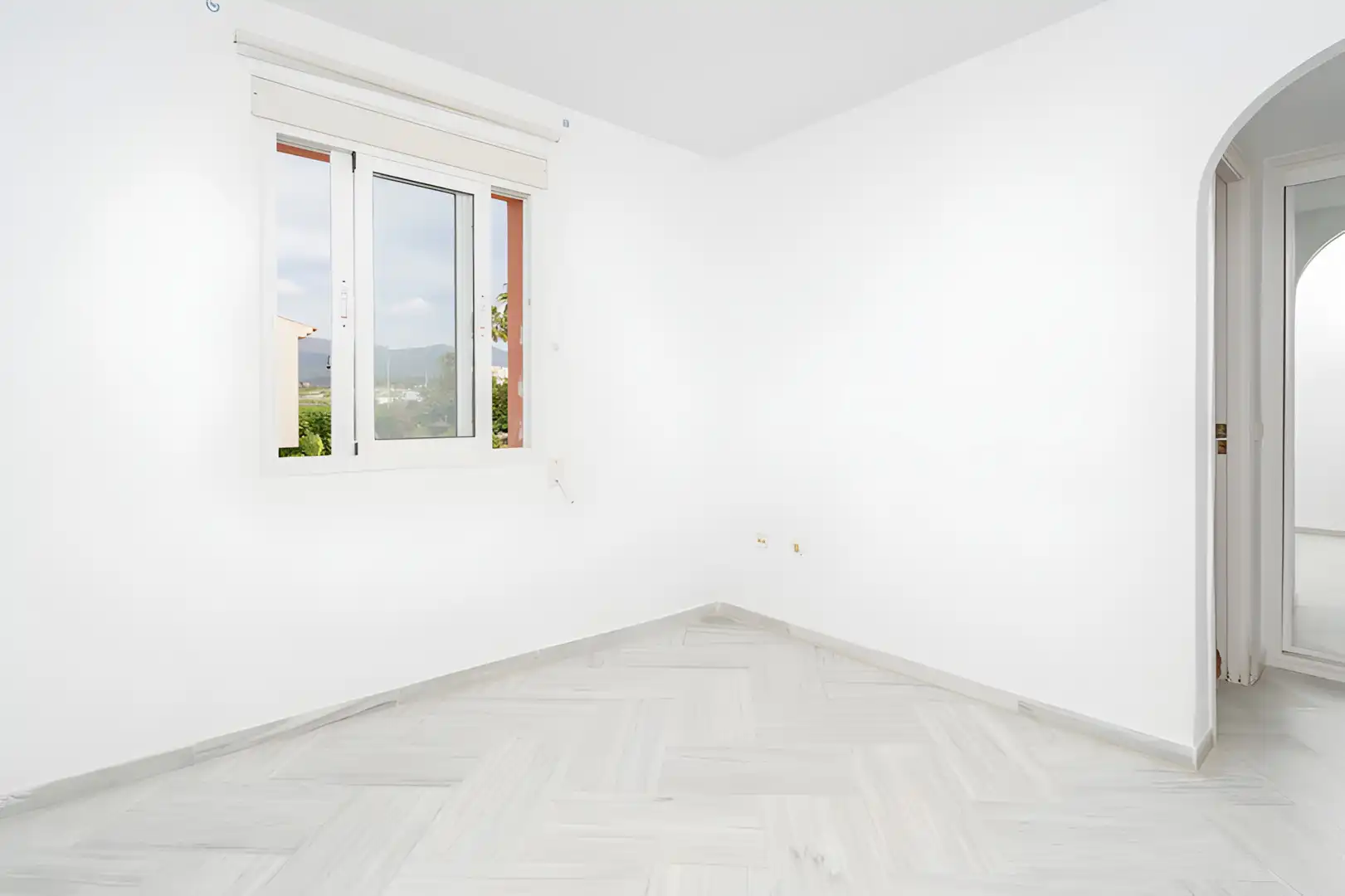 Schlafzimmer von Einfamilien-Reihenhaus zum Verkauf in Estepona mit Klimaanlage, Privatgarten und Terrasse