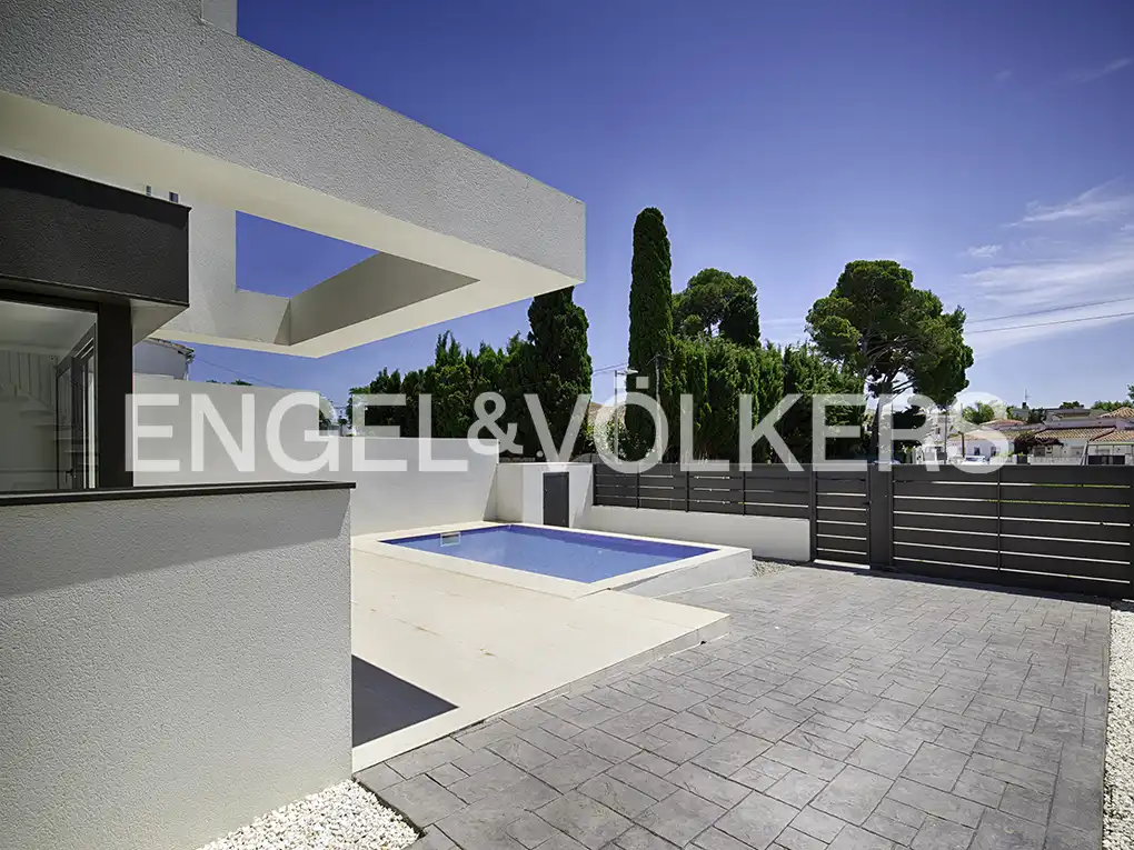Vista exterior de Casa adosada en venda en Empuriabrava amb Aire condicionat, Jardí privat i Terrassa