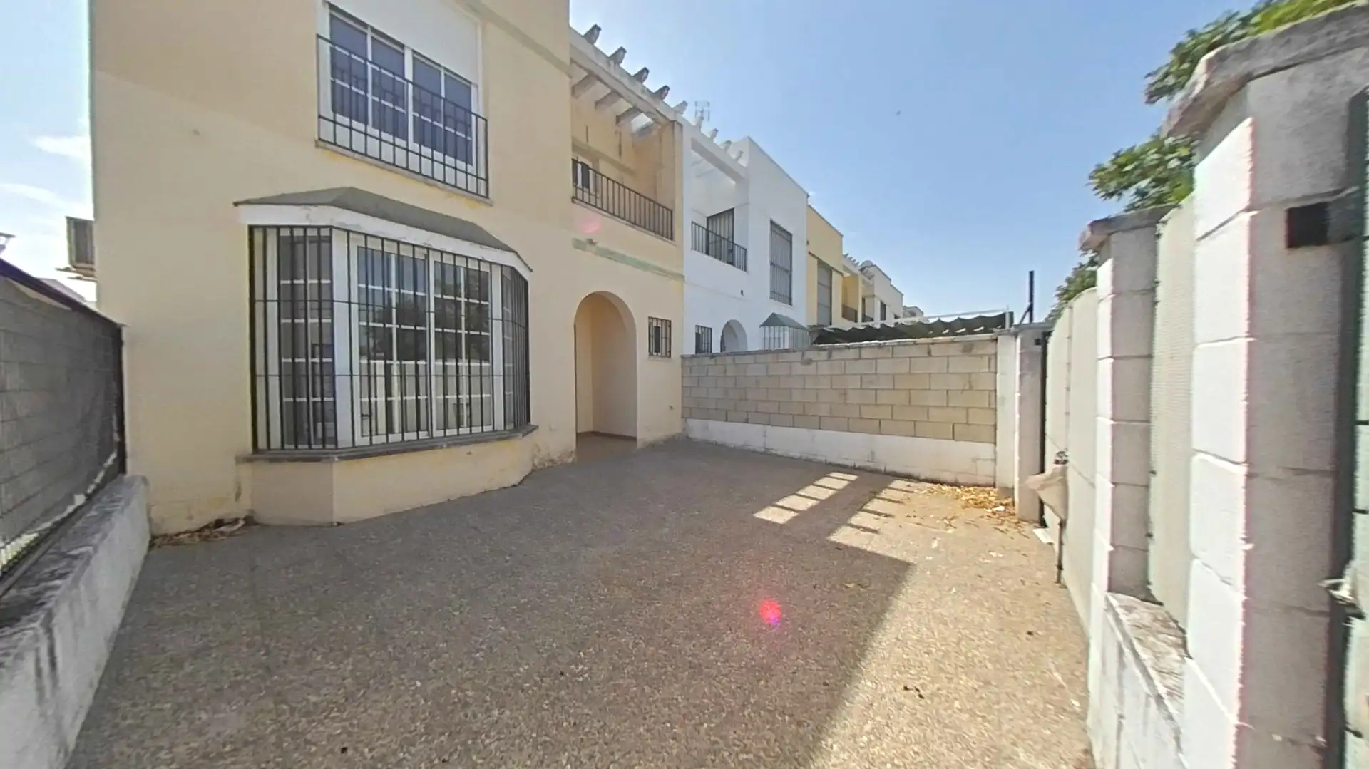 Vista exterior de Casa adosada en venda en Gerena amb Traster i Balcó