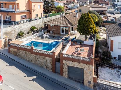 Vista exterior de Casa o xalet en venda en Lliçà d'Amunt amb Aire condicionat, Terrassa i Piscina