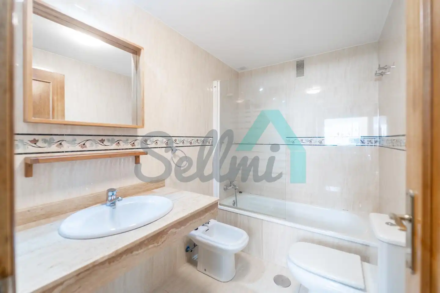 Bathroom of Flat for rent in Oviedo   with Heating, Parquet flooring and Storage room