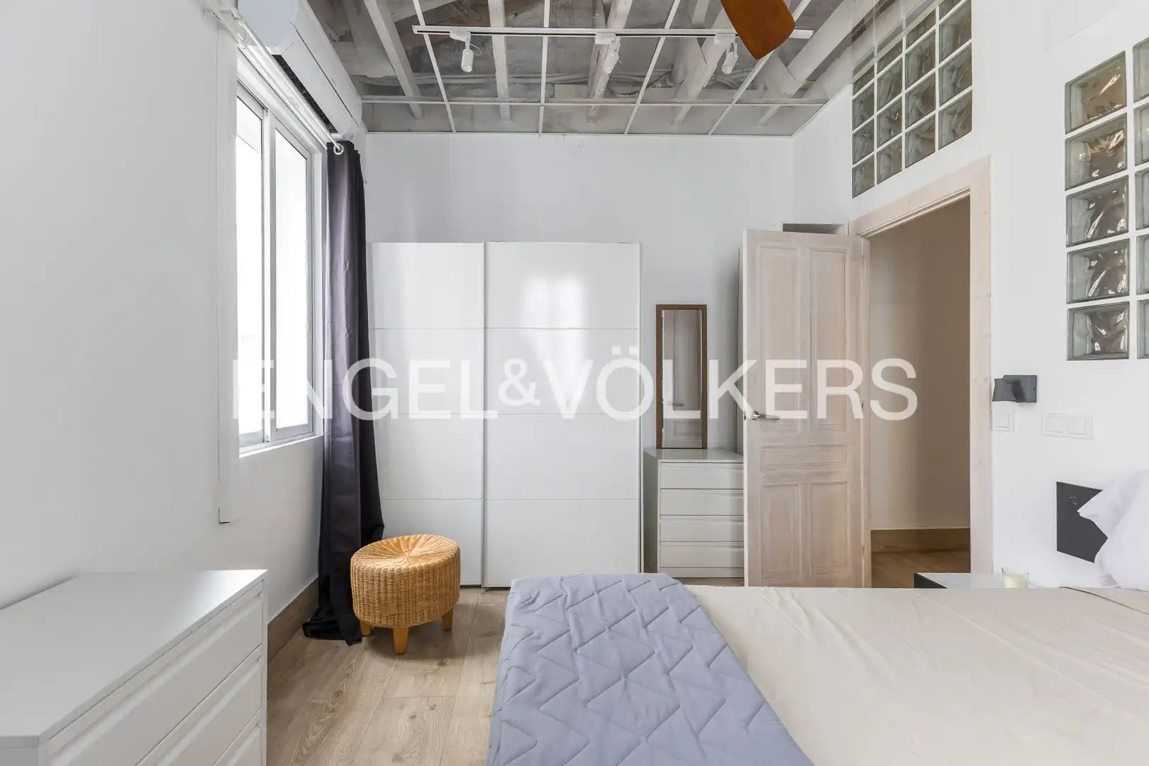 Schlafzimmer von Dachboden zur Miete in Madrid mit Klimaanlage, Heizung und Parkett